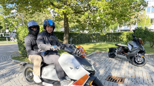 Andamos (de garupa) na nova moto elétrica da BMW, que tem 130 km de autonomia