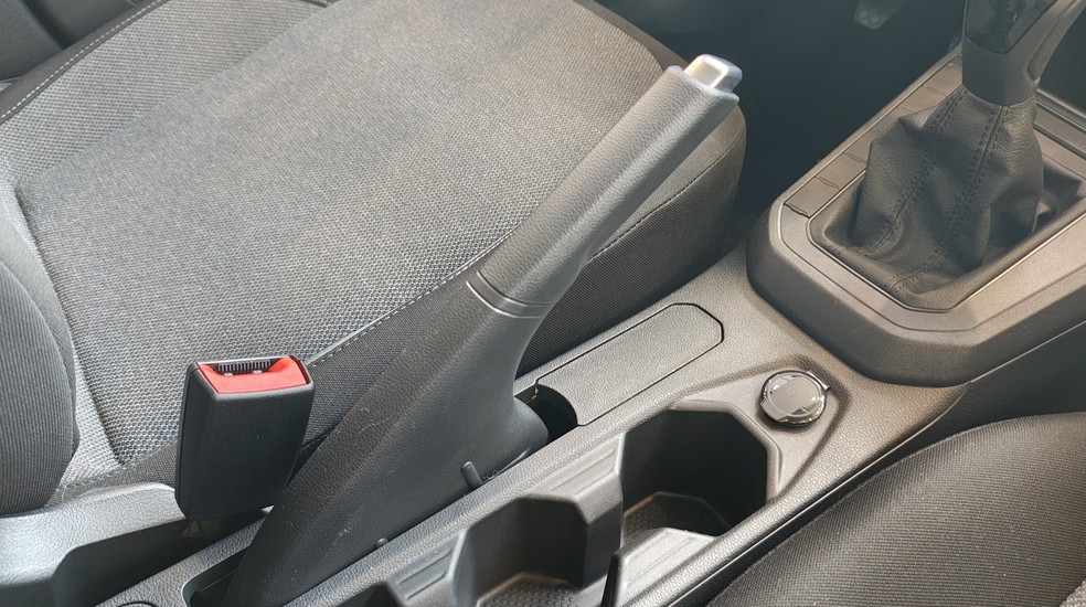 Volkswagen Virtus não tem freio de estacionamento eletrônico em nenhuma versão — Foto: Auto News Brasil/Vitória Drehmer