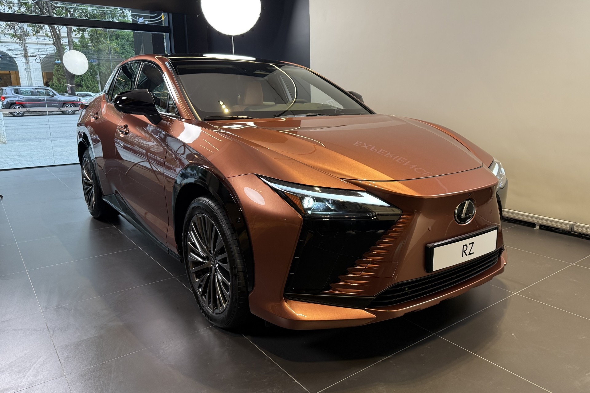 Lexus RZ é o primeiro carro elétrico da Toyota no Brasil e custa R$ 499.990