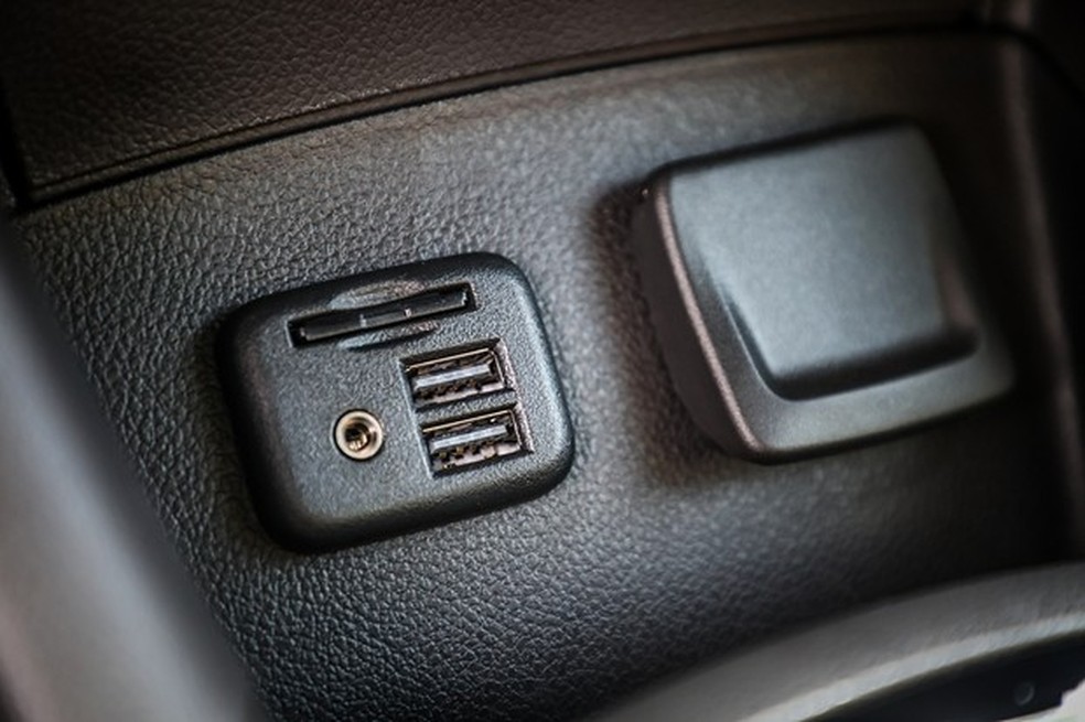 Console passa a oferecer duas USB (Foto: Rafael Munhoz/Auto News Brasil) — Foto: Auto Esporte