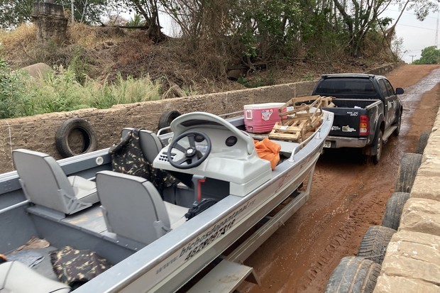 A Hilux reboca o barco para entrar no Rio Paraguai
