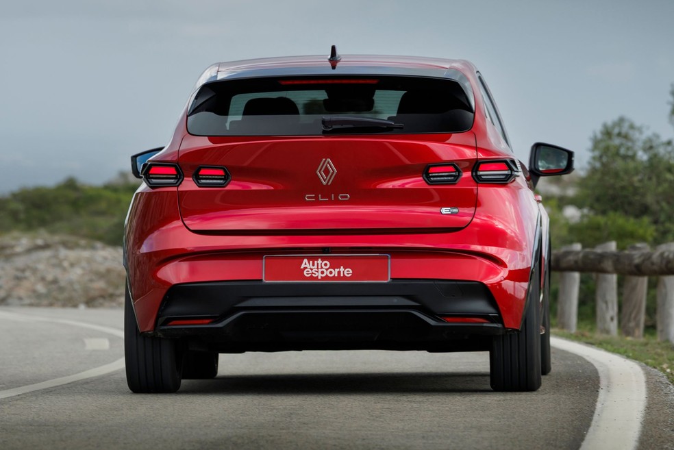 Renault Clio E-Tech Full Hybrid tem lanternas divididas  — Foto: Divulgação