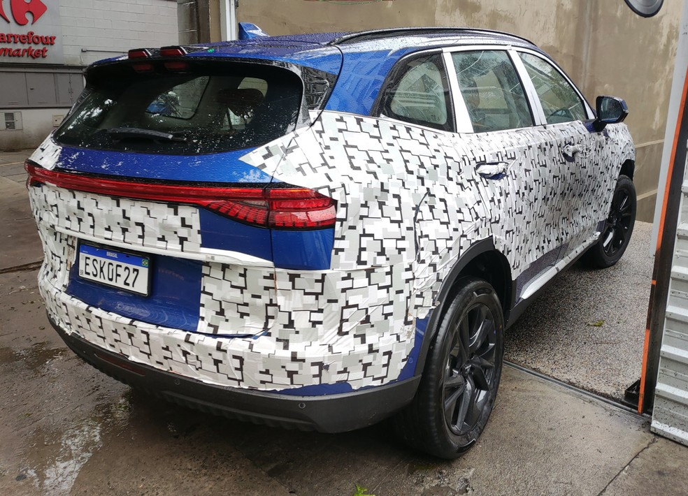 Lanternas unidas por barra plástica é característica do Haval H6 — Foto: André Paixão/Auto News Brasil