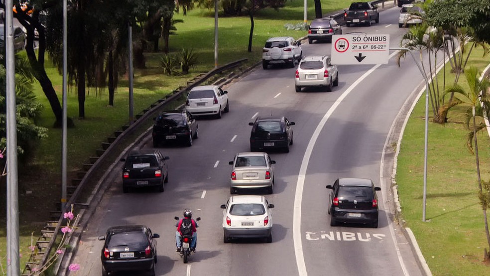 Faixas de ônibus podem ser utilizadas por outros automóveis em horários específicos — Foto: Divulgação