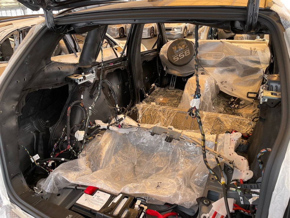 Procedimento deve ser feito com cuidado para não danificar partes sensíveis do veículo — Foto: Cauê Lira/Autoesporte