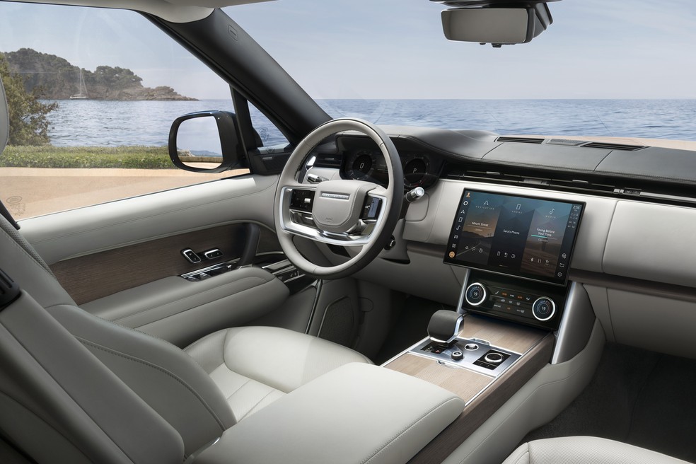 Interior traz a central multimídia Pivi Pro, já presente em modelos da Land Rover e da Jaguar — Foto: Divulgação