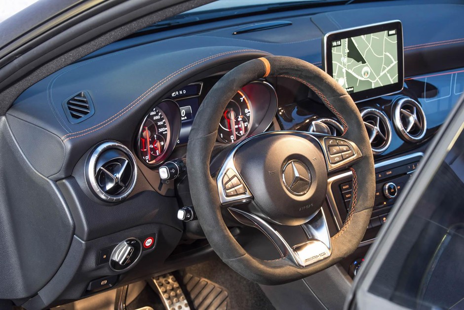 Mercedes CLA 45 AMG OrangeArt Edition