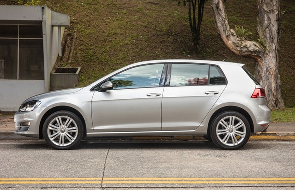 Lateral do Volkswagen Golf 1.6 nacional (Foto: Marcos Camargo / Auto News Brasil) — Foto: Auto Esporte