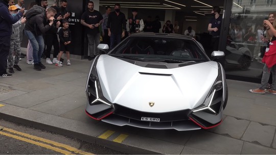 Brasileiro vai à concessionária retirar Lamborghini de R$ 20 milhões e causa tumulto em Londres
