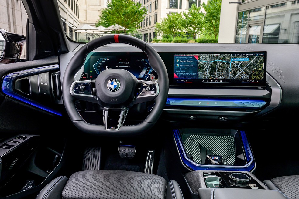 BMW X3 M50 xDrive traz telas digitais conectadas no painel  — Foto: Divulgação/BMW