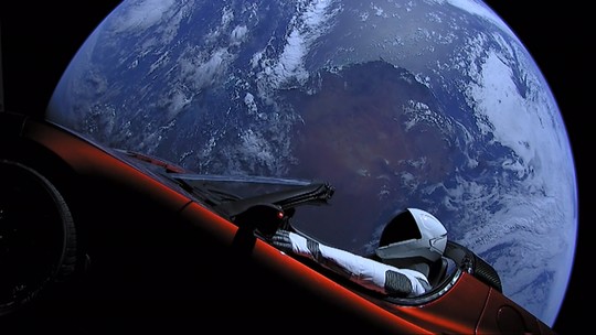 Em viagem pelo espaço, Tesla Roadster se aproxima de Marte 