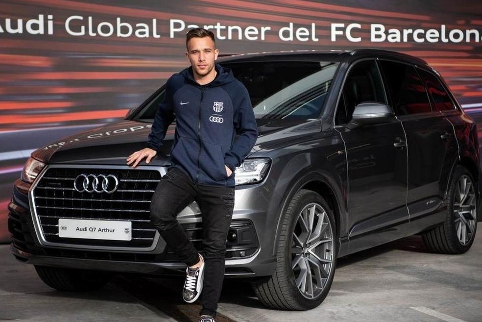 Arthur posa com Audi Q7 para a temporada 19/20 (Foto: Divulgação/Barcelona) — Foto: Auto Esporte