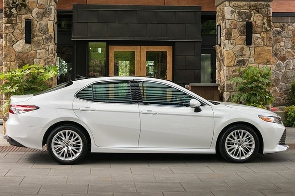 Toyota Camry tem entre-eixos 12 cm maior que o do Corolla (Foto: Divulgação) — Foto: Auto Esporte