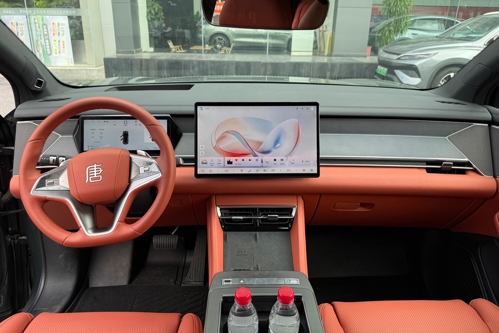 BYD Tan L tem poucos botões e acabamento de excelente qualidade — Foto: André Paixão/Auto News Brasil