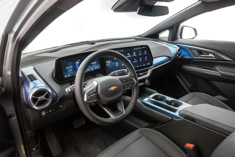 Chevrolet Equinox EV tem cabine moderna com telas grandes — Foto: Divulgação