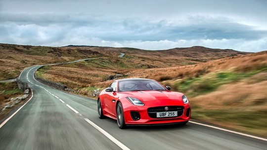 Jaguar lança versão mais leve do F-TYPE