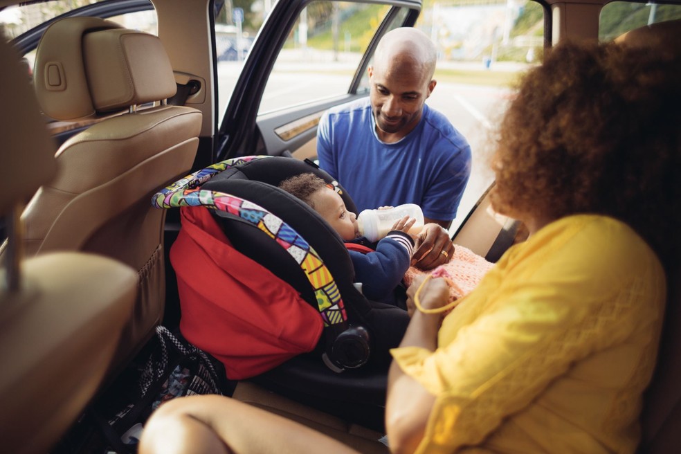 Cadeirinhas para bebês são comumente instaladas no sentido contrário do movimento do carro — Foto: Getty Images
