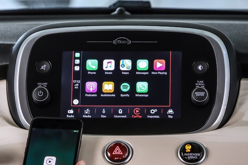 Central multimídia de sete polegadas é compatível com Apple CarPlay e AndroidAuto (Foto: Divulgação) — Foto: Auto Esporte