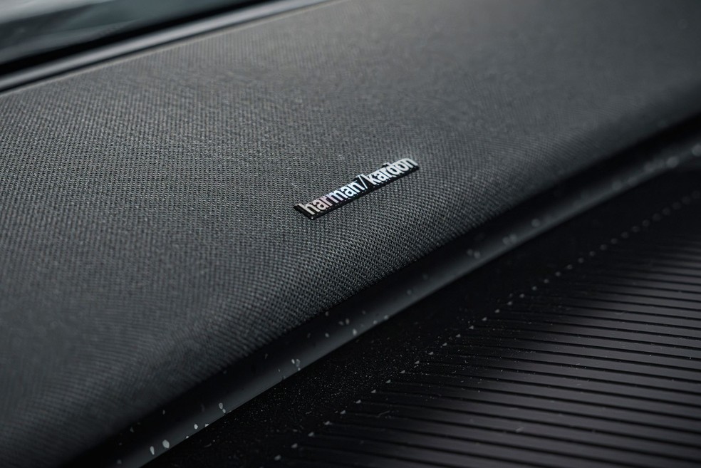 Volvo EX30 Ultra Twin Motor 2026 é equipado com sistema de som Harman Kardon com nove alto-falantes  — Foto: Divulgação