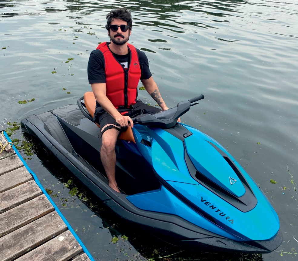 Este que vos escreve, curtindo um passeio no primeiro jet ski elétrico do Brasil — Foto: André Schaun/Auto News Brasil