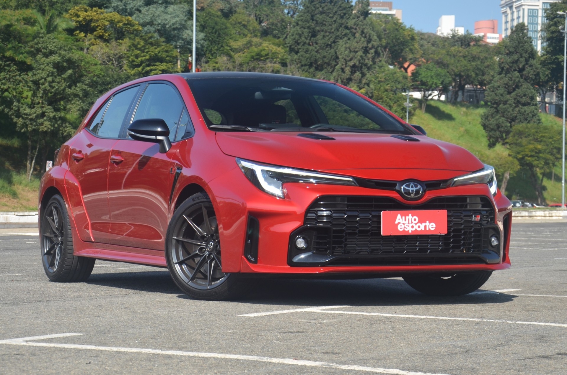 10 absurdos do Toyota GR Corolla de R$ 462 mil que o Corolla sedã não tem