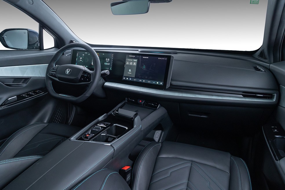 Caoa Changan Uni-T traz um conjunto de telas digitais destacada do painel, com quadro de instrumentos e central multimídia — Foto: Renato Durães/Auto News Brasil