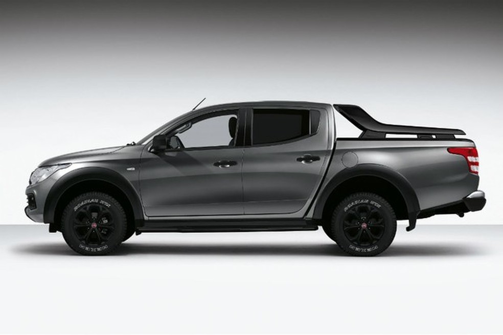 Rodas pretas têm pneus Nexen Roadian HTX 245/60 com inscrições brancas (Foto: Divulgação) — Foto: Auto Esporte
