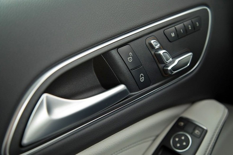 Versão Advance tem ajustes elétricos com memória (Foto: Divulgação) — Foto: Auto Esporte