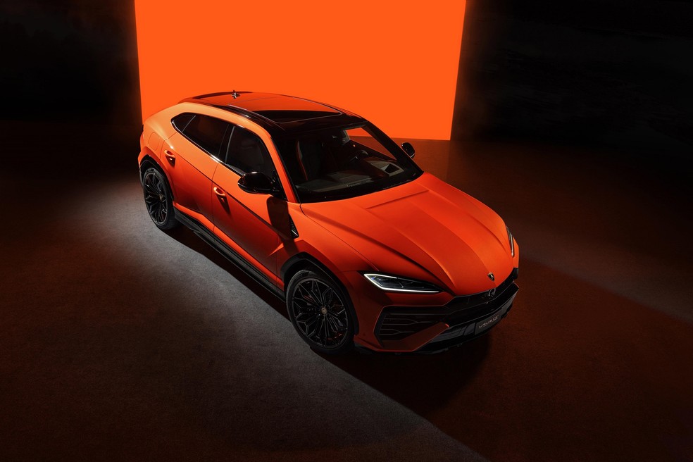 Lamborghini Urus SE Plug-in Hybrid tem dedo da equipe que trabalha no primeiro carro elétrico da marca — Foto: Divulgação