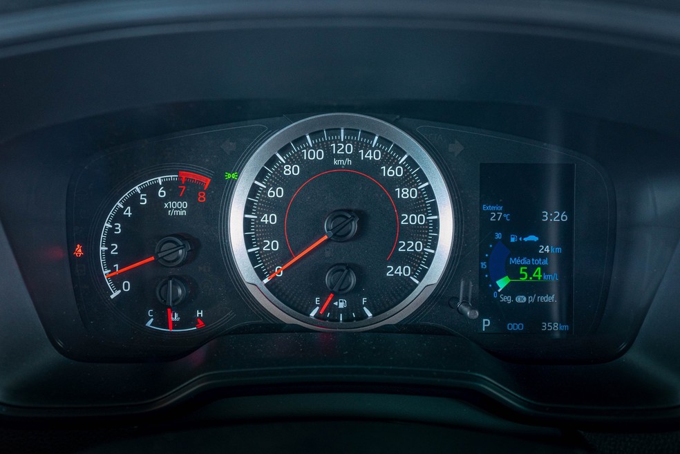 Painel de instrumentos tem apenas um pequeno mostrador digital — Foto: Renan Sesick/Auto News Brasil