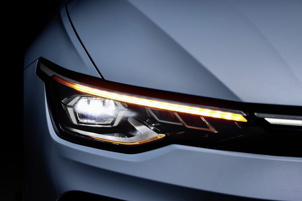 Novos faróis do VW Golf 2024 têm função IQ Light — Foto: Divulgação