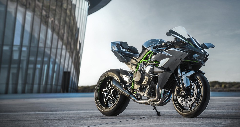 Em 2015, a Kawasaki lançou a Ninja H2R, conceito com motor turbo de 998 cc com 326 cv, que acelera até os 400 km/h — Foto: Divulgação