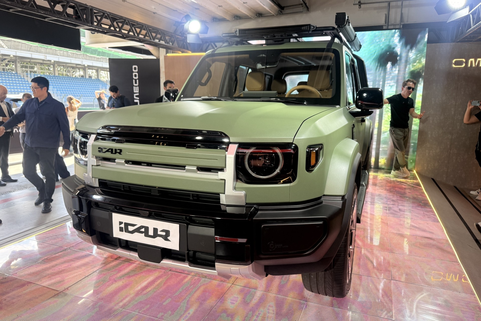 SUV híbrido iCaur V27 estacionado em evento