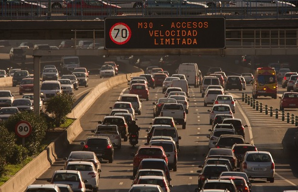 A situação nas cidades ao redor do mundo é tão grave que já se fala em impedir carros a combustão em poucos anos (Foto: Denis Doyle/Getty Images News) — Foto: Auto Esporte