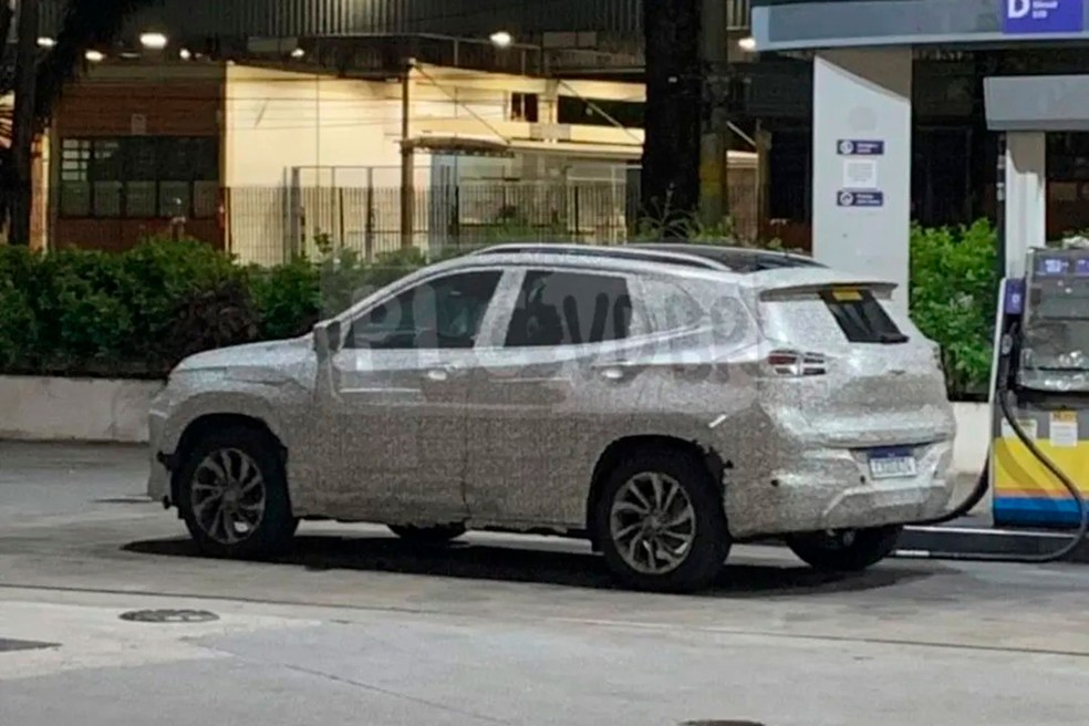 Chevrolet Tracker 2026 terá novos desenhos nas lanternas traseiras  — Foto: Reprodução/Instagram @placaverde