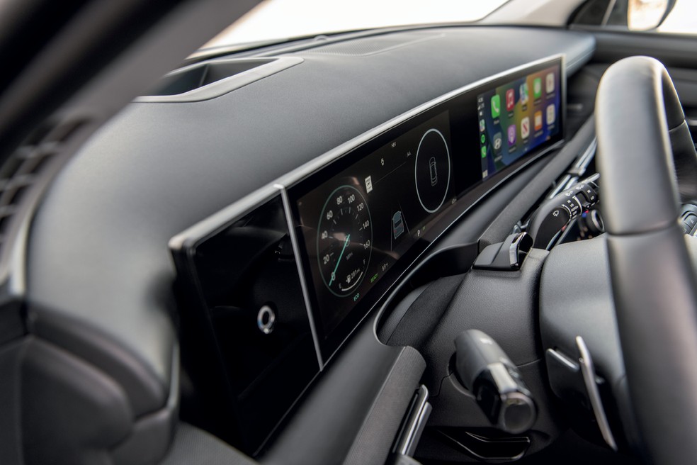 Detalhe do painel de instrumentos interligado com a central multimídia do Hyundai Tucson PHEV 2024 — Foto: Divulgação