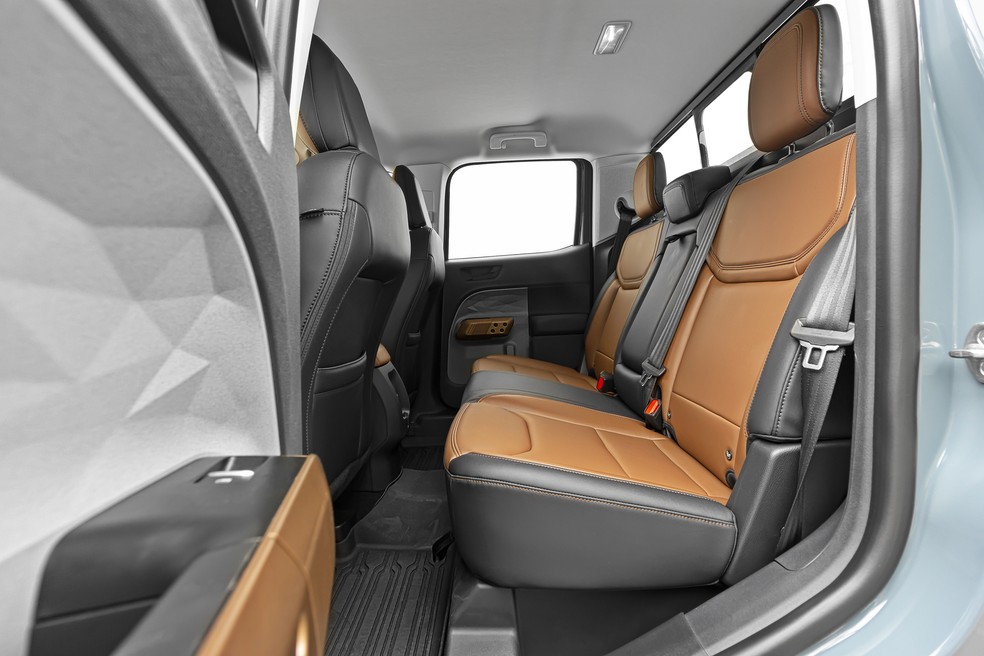 A traseira leva confortavelmente pessoas de até 1,90 m, tanto para o espaço do joelho, quanto para o de cabeça  — Foto: Leo Sposito/Auto News Brasil 