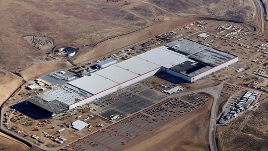 Tesla inicia produção de baterias na Gigafactory; Model 3 será feito neste ano
