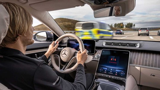 Mercedes diz que vai assumir a culpa por acidentes envolvendo carros autônomos