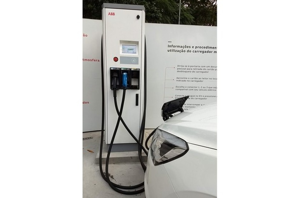 Apesar de ser muito procurado por sua velocidade, o carregador da ABB não tinha álcool ou outros produtos de limpeza durante a produção da reportagem. O produto foi colocado no local posteriormente (Foto: Rodrigo Ribeiro) — Foto: Auto Esporte