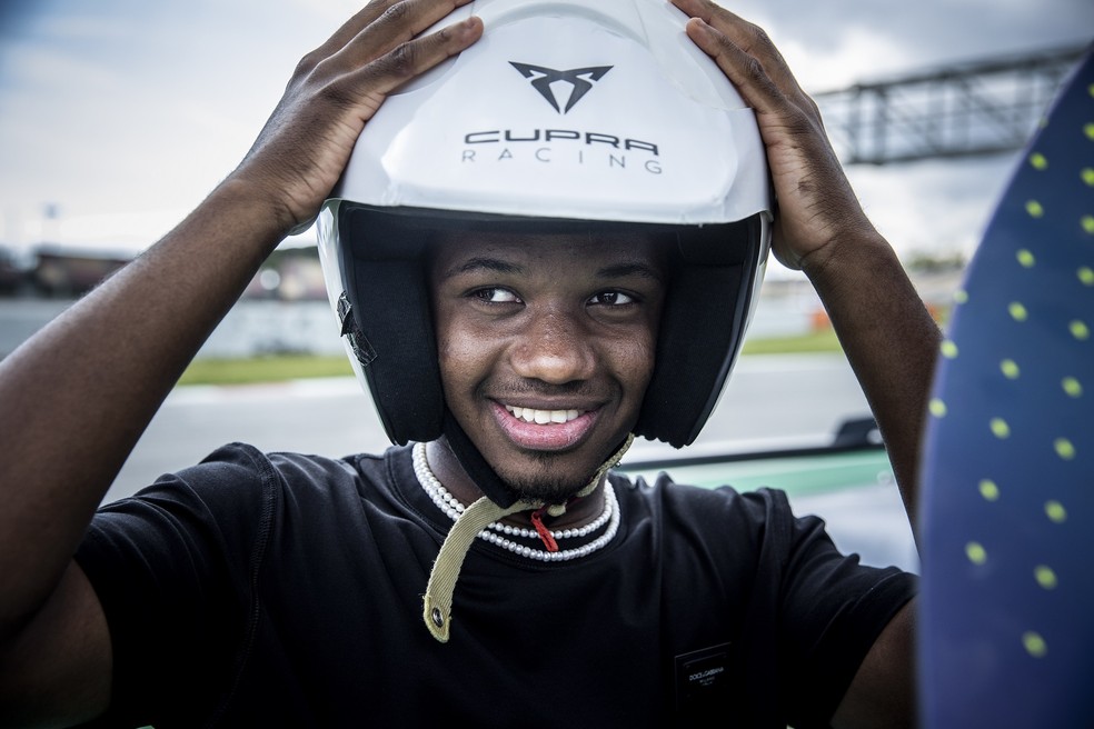 Ansu Fati, jovem atacante do Barcelona, se divertiu com a volta rápida a bordo do UrbanRebel Concept — Foto: Divulgação