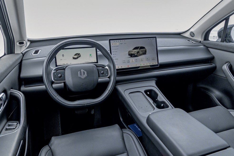 Leapmotor C10 tem duas telas digitais, sendo a central multimidia com 14,6 polegadas  — Foto: Auto News Brasil