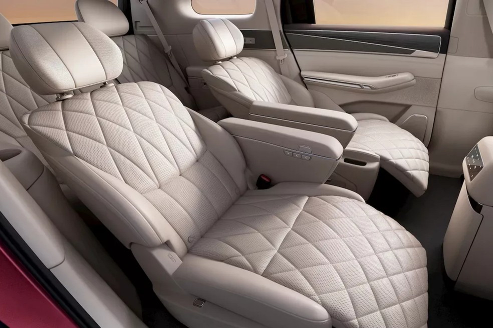 Poltronas centrais do BYD Great Tang reclinam e t�m espumas especiais que otimizam o conforto  � Foto: Divulga��o