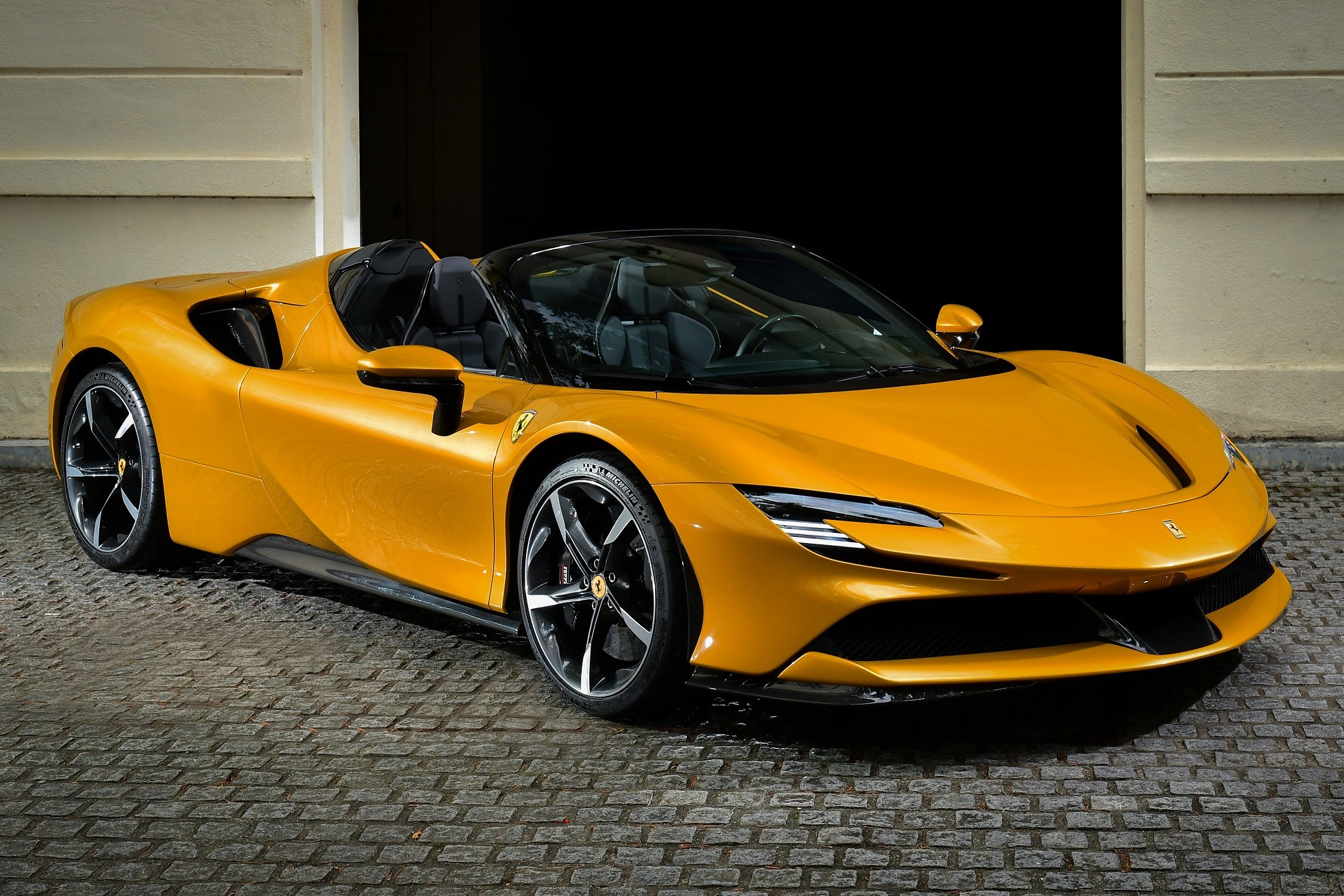 Ferrari bate recorde de vendas em 2023 e lucra quase R$ 7 bilhões