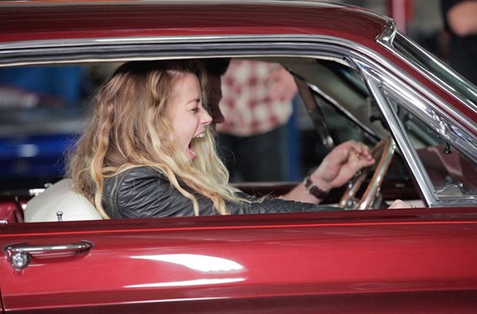 Amber Heard reencontra seu carro após um ano no programa Overhaulin' (Foto: Discovery) — Foto: Auto Esporte