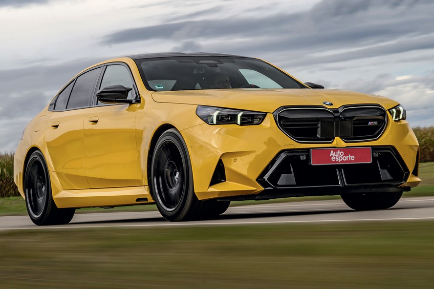 BMW M5 2025 abandona motor V10 e agora equipa V8 em um conjunto híbrido plug-in