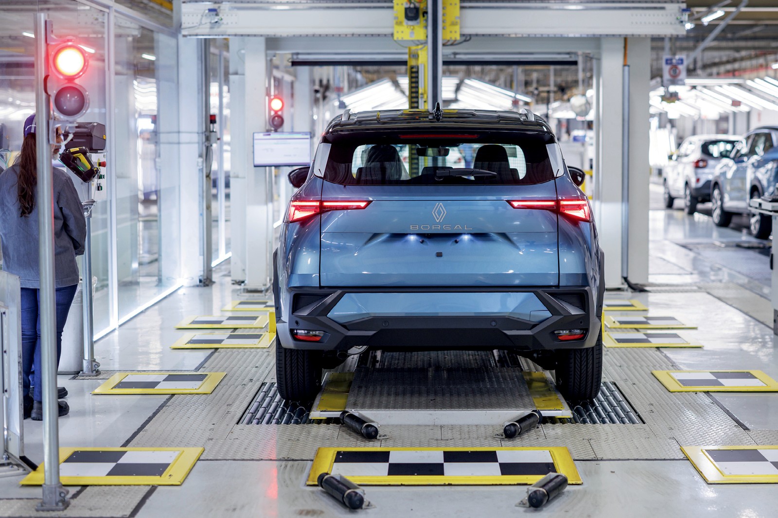 Fábrica do Renault Boreal - Etapa da pintura é a mais delicada: um fio de cabelo pode contaminar o ambiente e paralisar toda a produção — Foto: Rodolfo Buhrer/Auto News Brasil