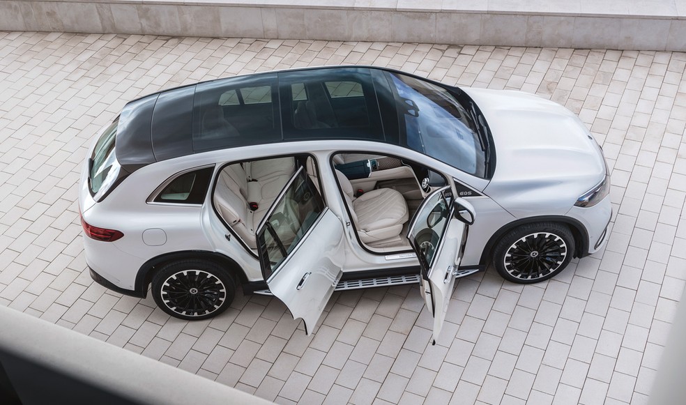 Com 3,21 m de entre-eixos, Mercedes-Benz EQS SUV tem bom aprovietamento espaço e balanços curtos — Foto: Divulgação