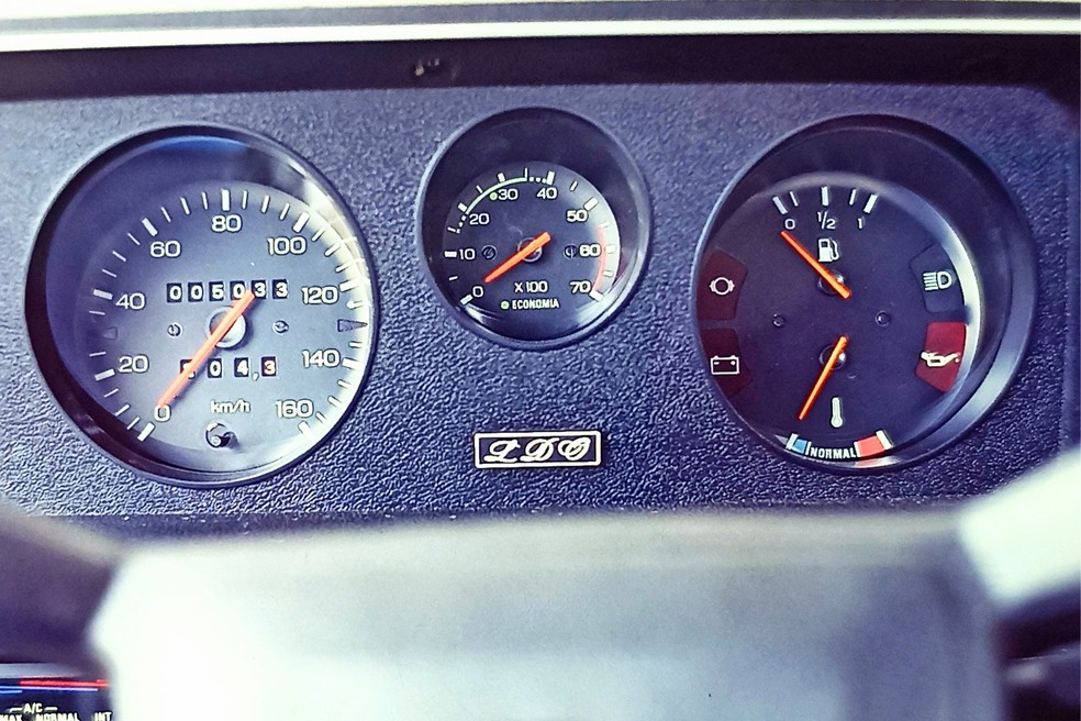 O painel da Ford Belina 1982, simples porém eficiente, ganhou conta-giros no lugar do relógio — Foto: Auto News Brasil/Acervo MIAU
