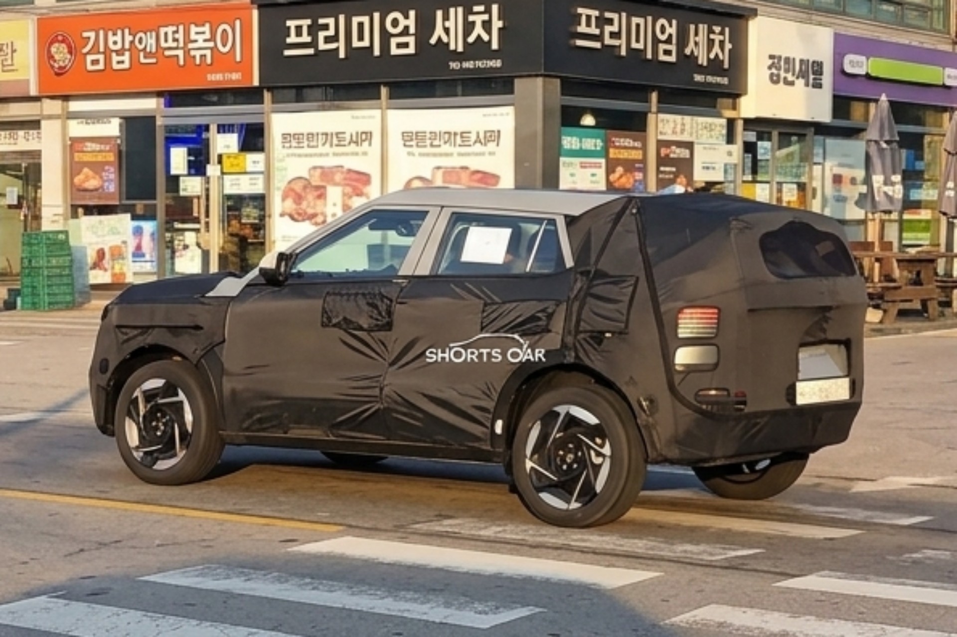 Flagra: novo Hyundai Creta será maior, híbrido e revela detalhe da lanterna